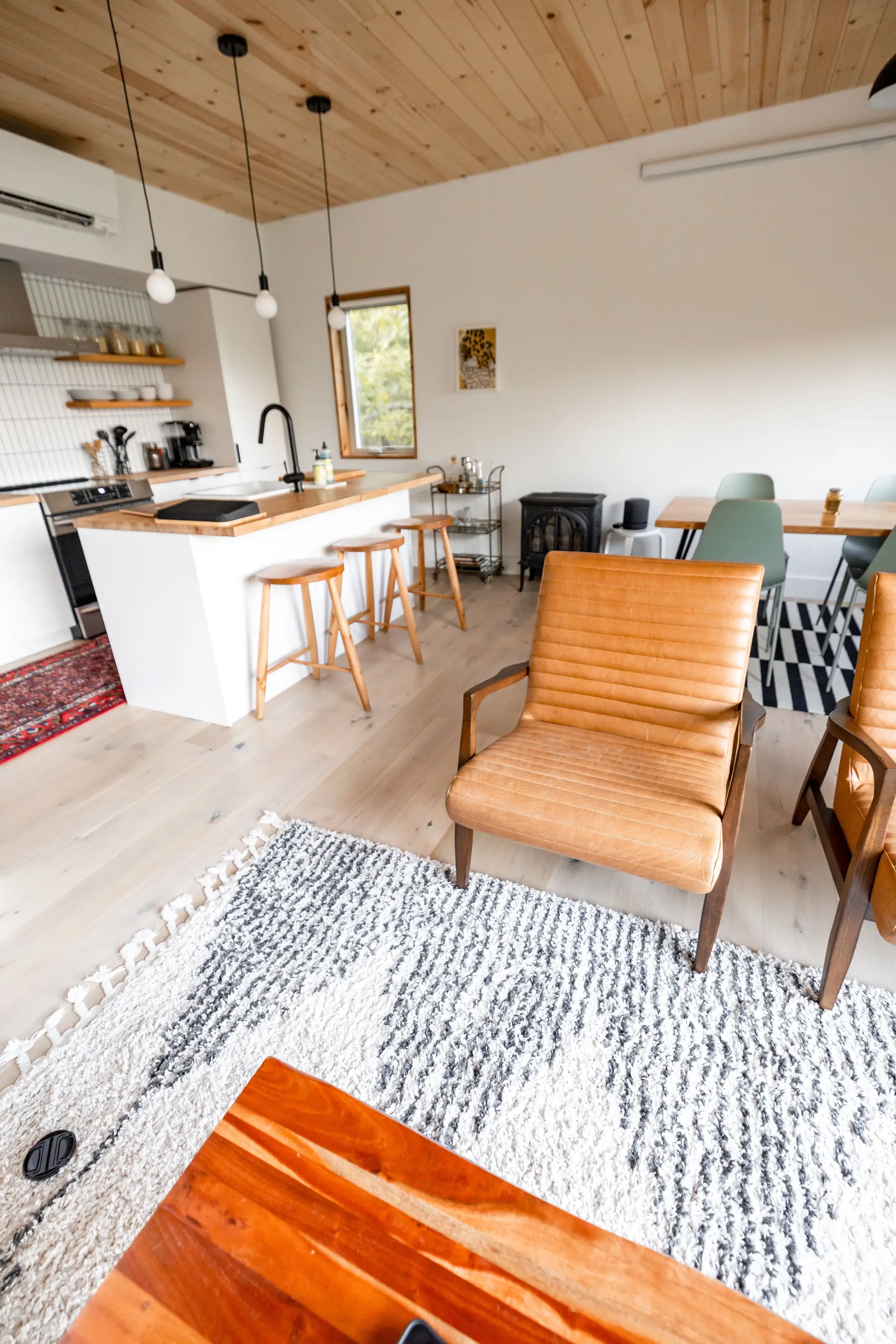 Moderne åpen kjøkkenløsning med spiseplass og skandinaviske linjer
