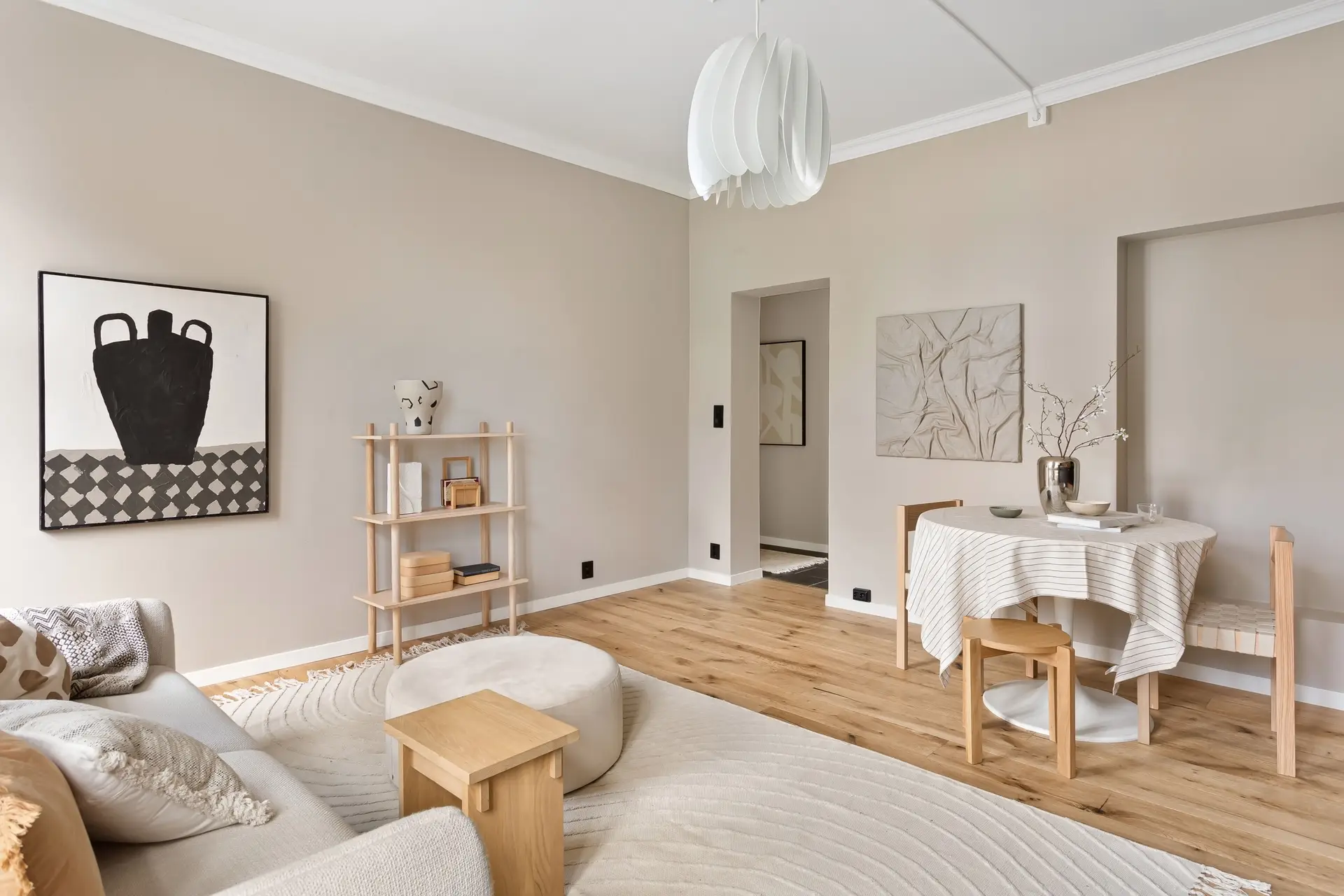 Signaturprosjekt: Elegant lys stue med tidløs sofa og kunstferdige eikedetaljer