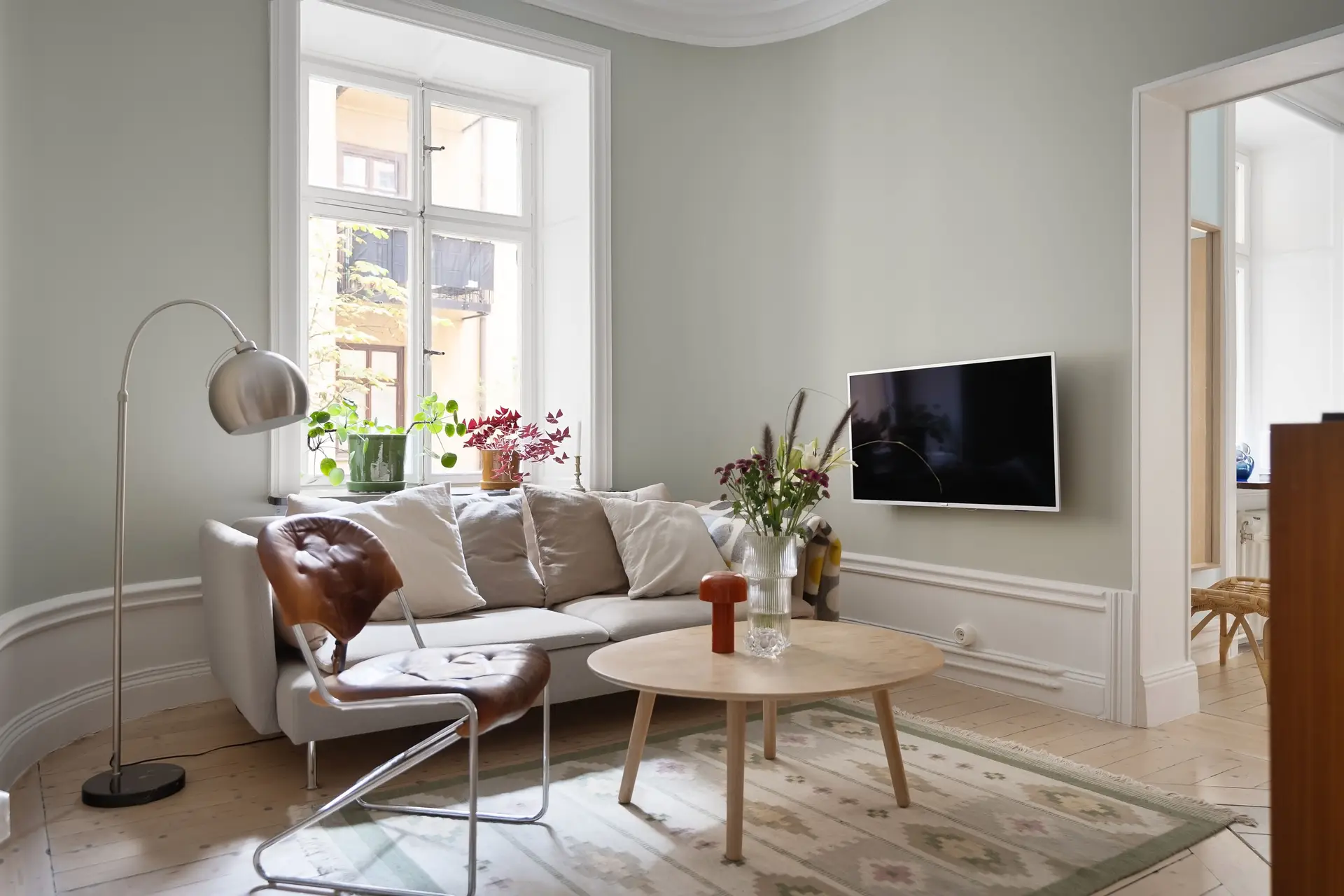 Moderne minimalistisk stue med dempet dagslys og taktile puter