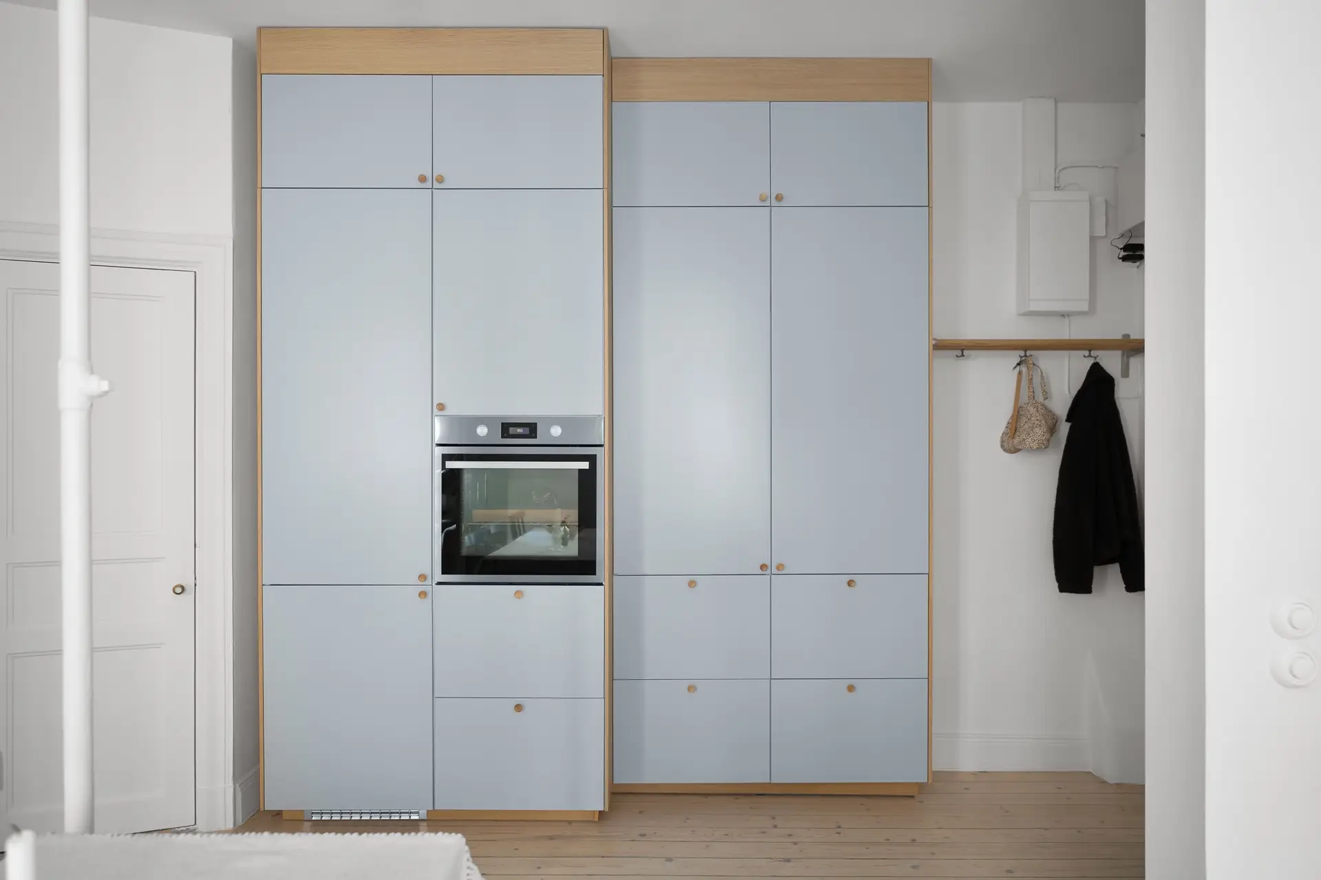 Minimalistisk kjøkken med integrerte hvitevarer