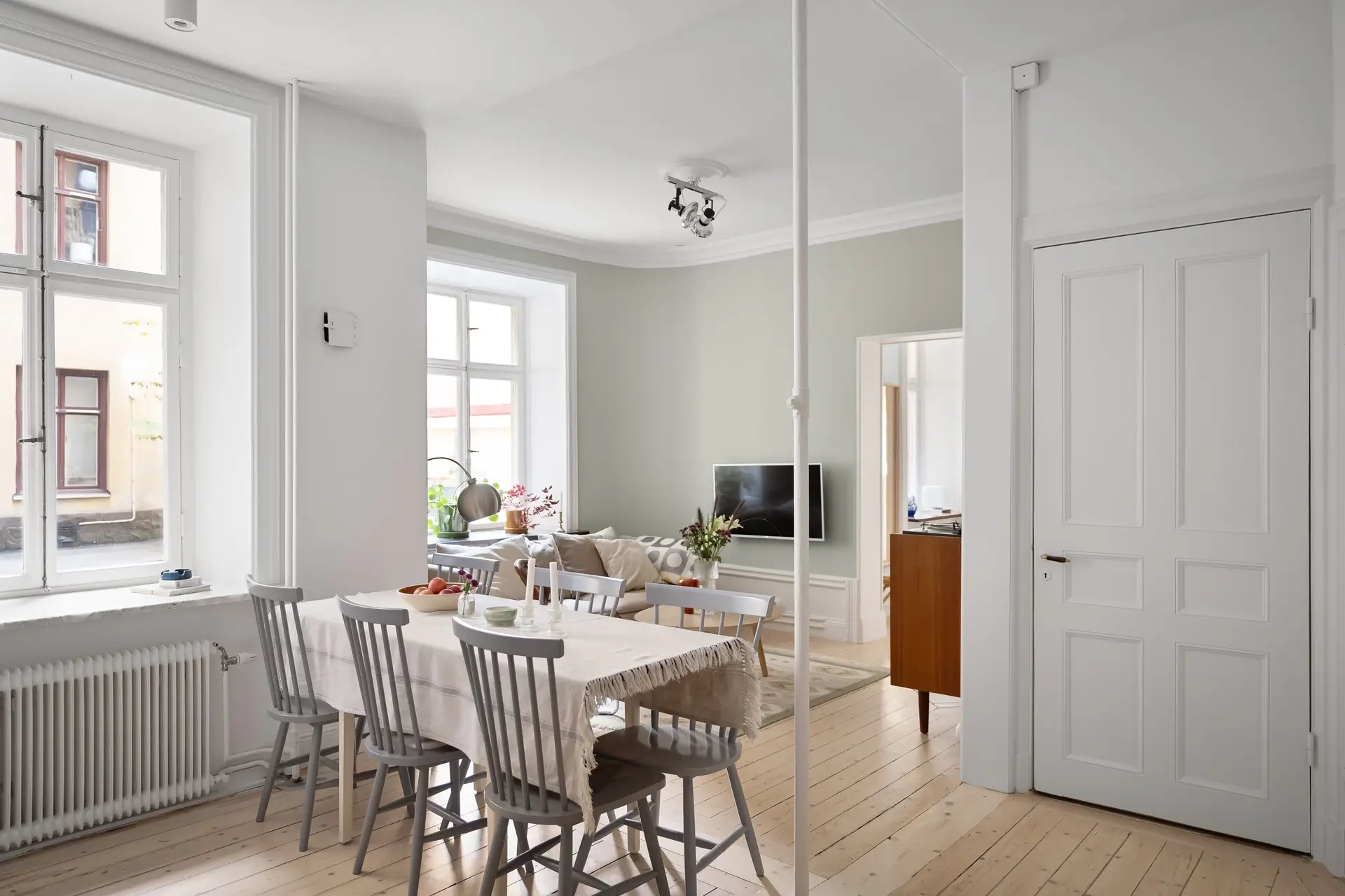 Nordisk leilighet med dagslys, lyst eiketre og tidløs arkitektonisk ro