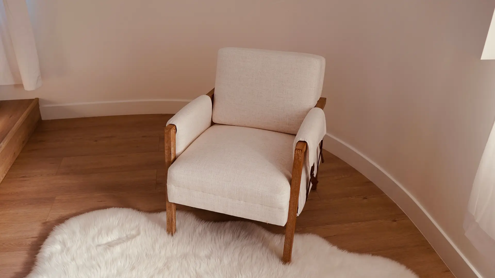 Detalj av loungestol og linteppe i stuekrok