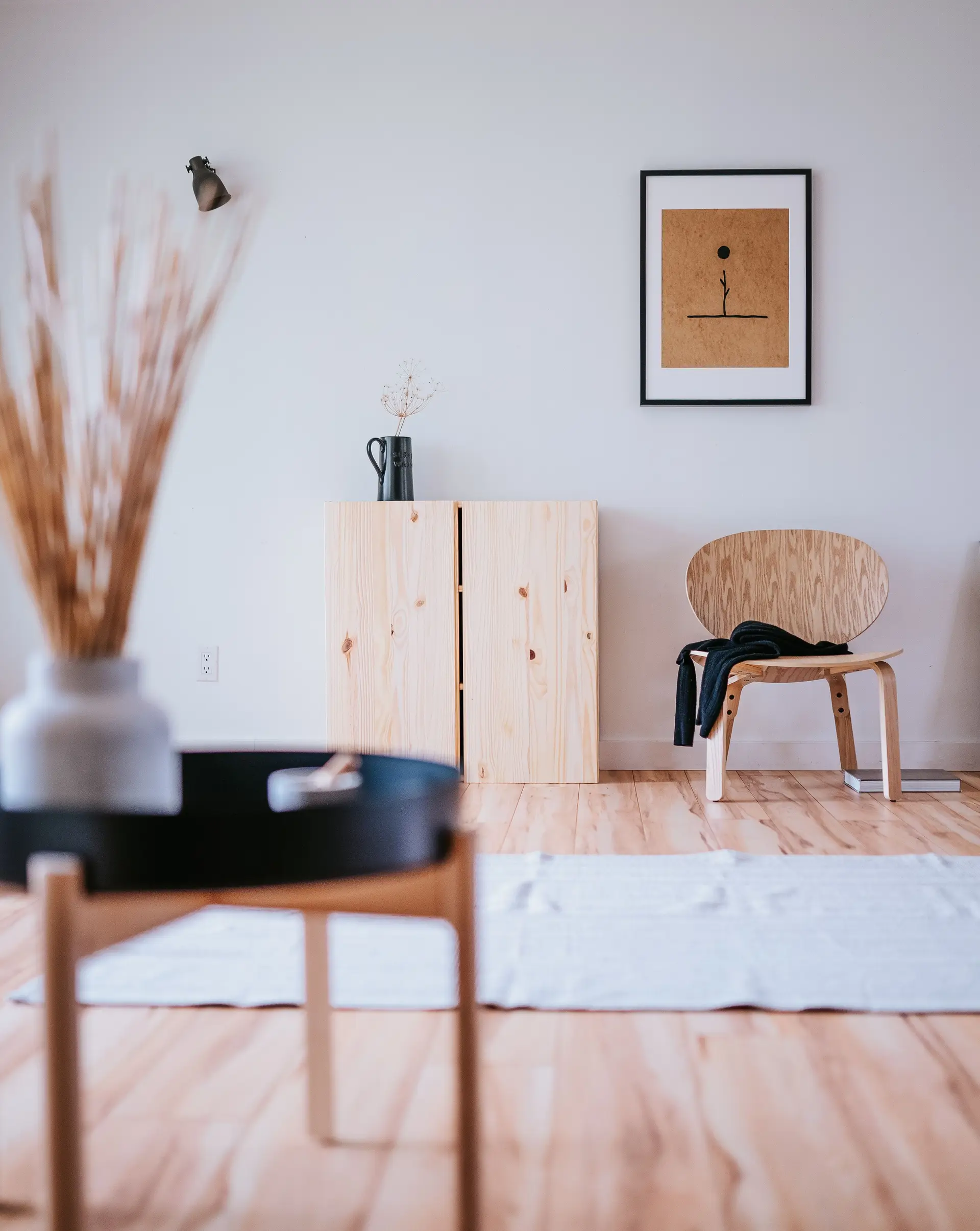 Skandinavisk minimalistisk stue med naturlig eik og dagslys