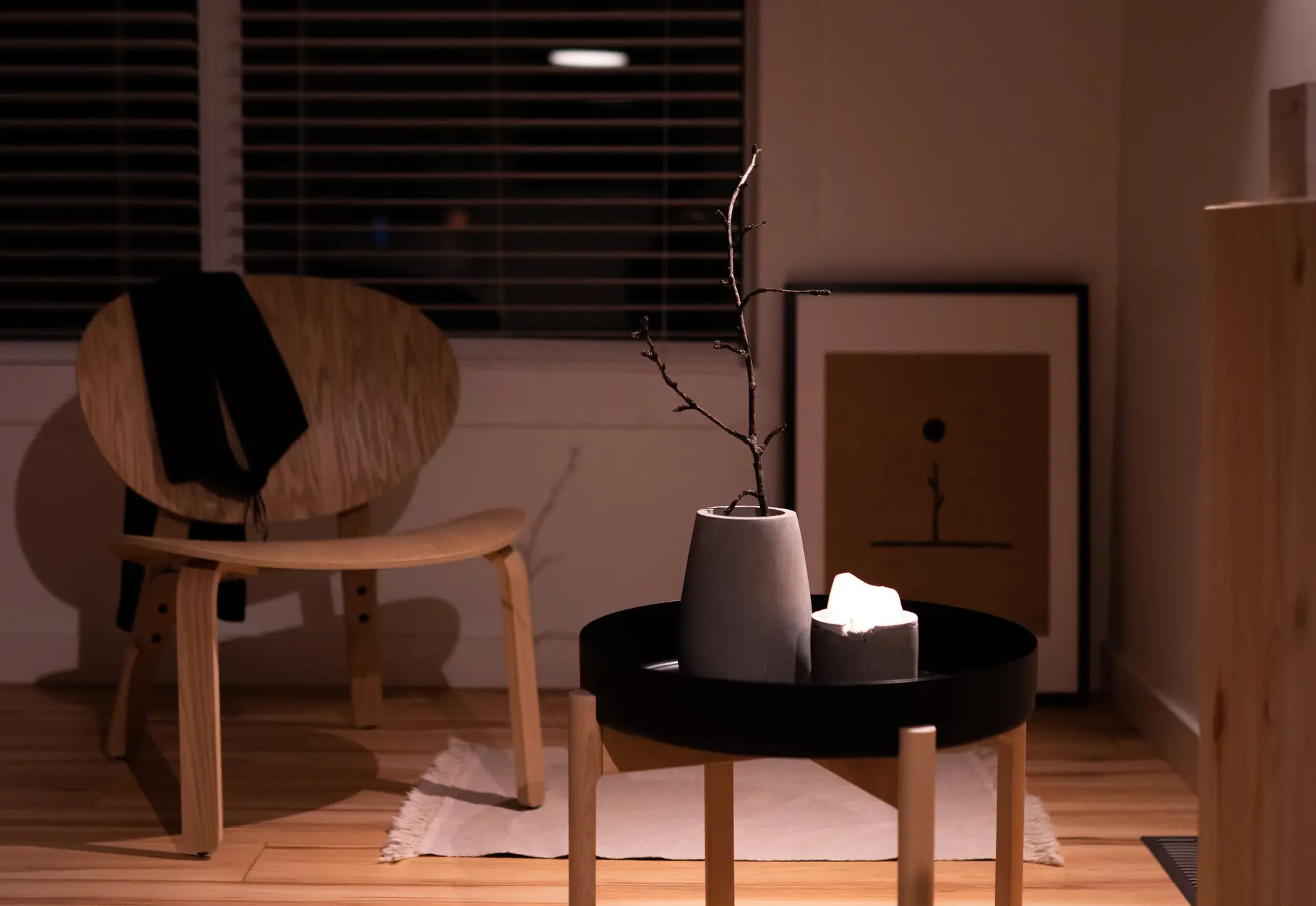 Detaljstudie av minimalistisk stuemiljø med eikebord og taktil dekor